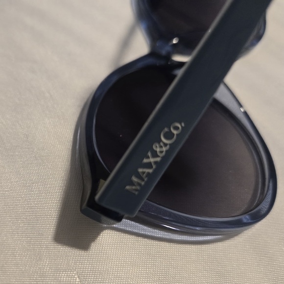 MAX&CO SUNWEAR
MO0084 87W - SHINY TURQUOISE / SHINY LIGHT BLUE Size: 55:18:140MM - Picture 10 of 11